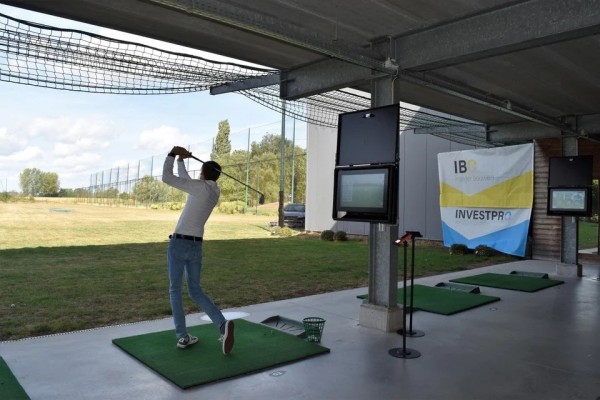 Kleinzoon Christophe Gaethofs aan de afslag met naast hem het trackman systeem. 